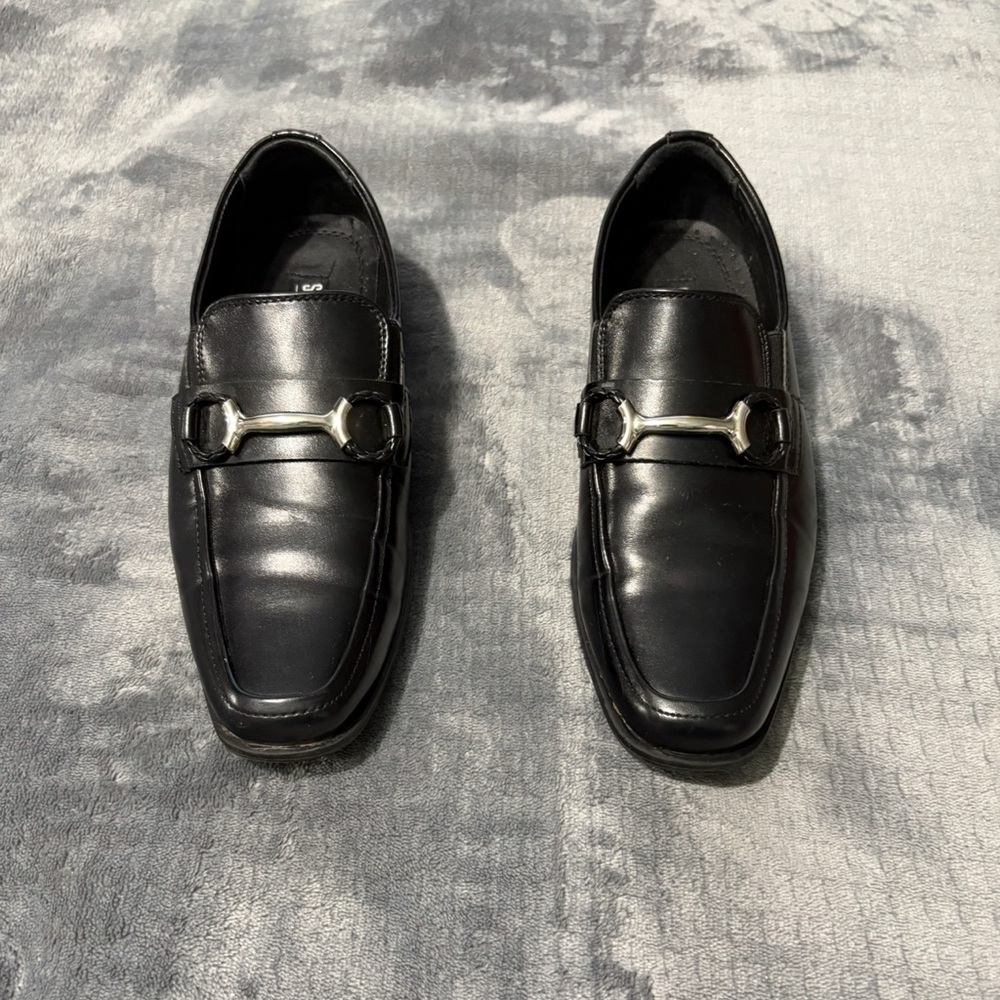 Stacy Adam’s Boy’s Black Dressy Loafers with Silver Buckle 2M EUC